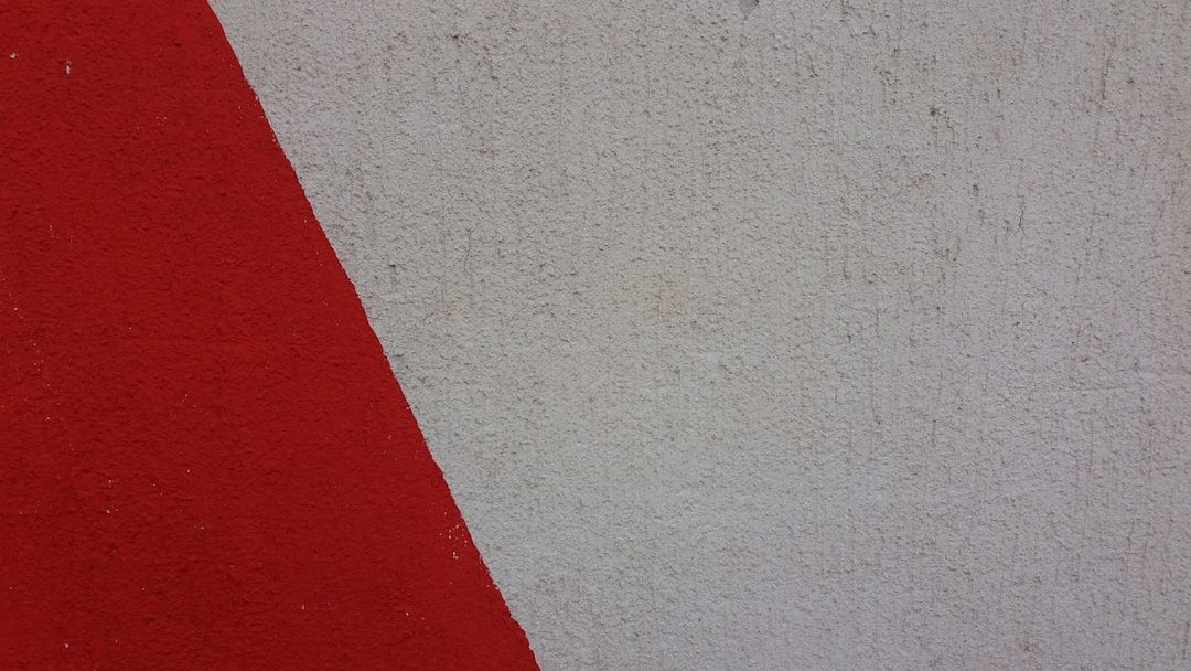 Röd och grå vägg med diagonal linje, symboliserar avgränsade områden.